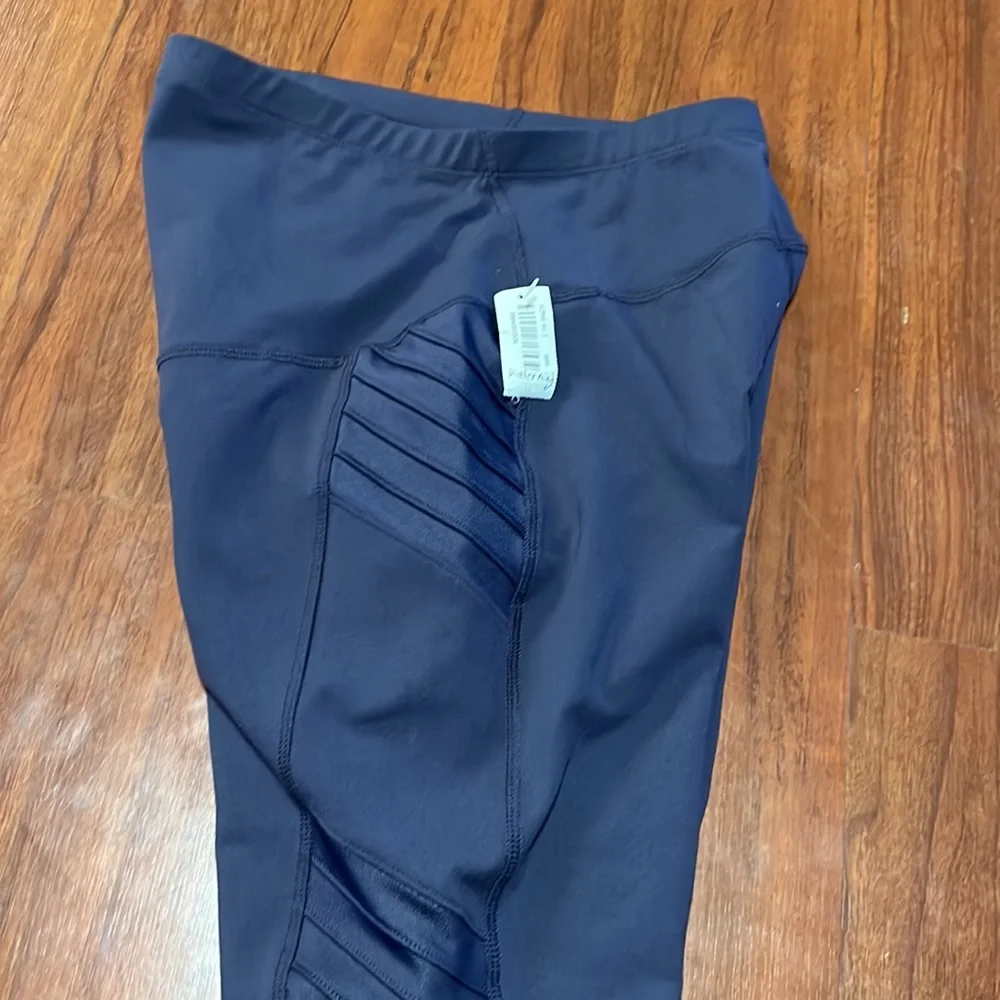 NWT Old Navy Maternity leggings - Picture 3 of 4